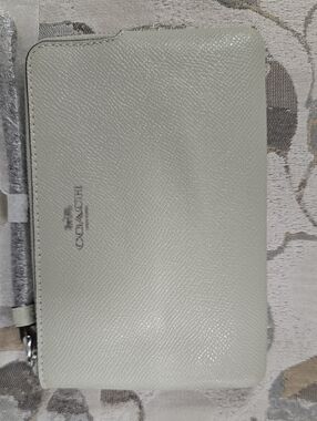 Coach Corner Zip Pebbled Leather Wristlet in Ligjt Sage